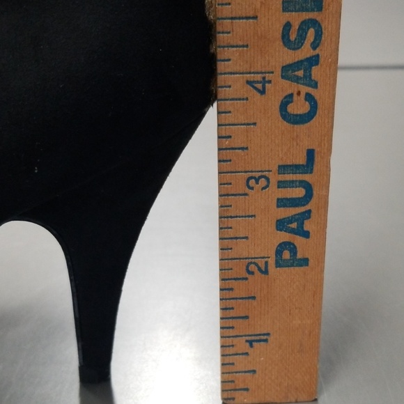 Size 8 booties - Picture 7 of 7